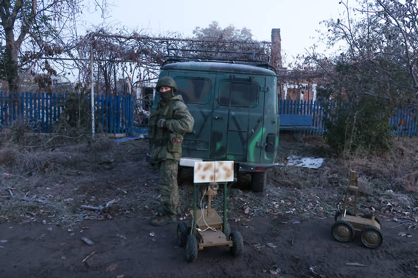 Российский военнослужащий во время работы беспилотных наземных аппаратов на линии боевого соприкосновения