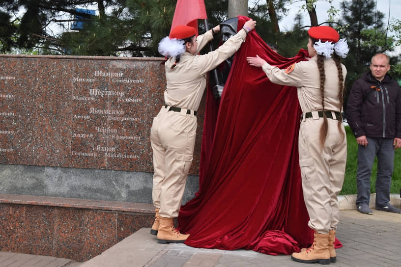Церемония открытия памятника бабушке, вышедшей к украинским военным с советским флагом, на площади Ленинского комсомола в Мариуполе