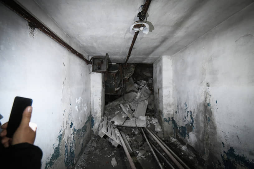 Заваленный тоннель в бомбоубежище на территории металлургического комбината «Азовсталь» в Мариуполе