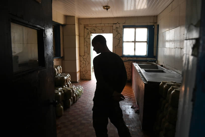 Украинский военнопленный на кухне исправительного учреждения