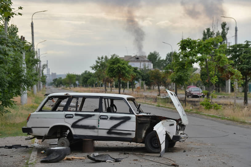 Разрушенный автомобиль на дороге в Северодонецке