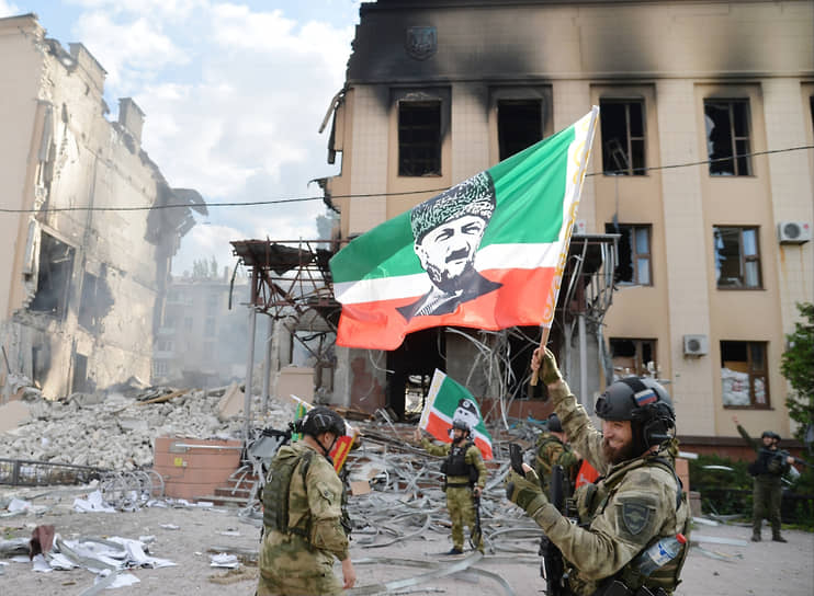 Бойцы добровольческого батальона «Ахмат» у здания администрации в Лисичанске
