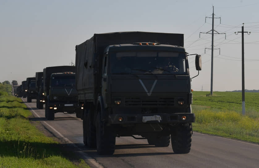 Колонна автомобилей ВС РФ движется в зону проведения специальной военной операции