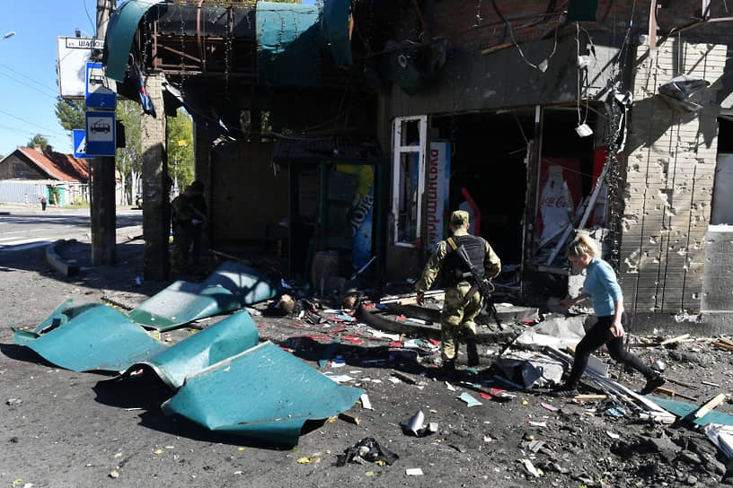 Последствия обстрела на площади Бакинских комиссаров в Куйбышевском районе Донецка