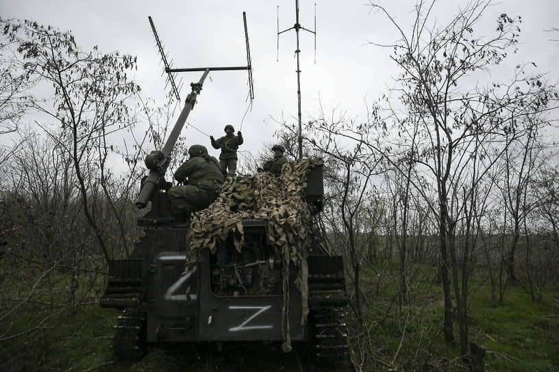 Военнослужащие из подразделений радиоэлектронной борьбы Южного военного округа готовят к работе автоматизированную станцию помех на Запорожском направлении