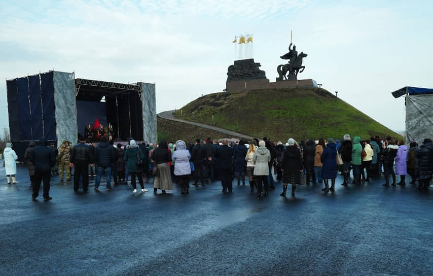 Церемония открытия восстановленного памятника князю Игорю в районе населенного пункта Станица-Луганская в ЛНР