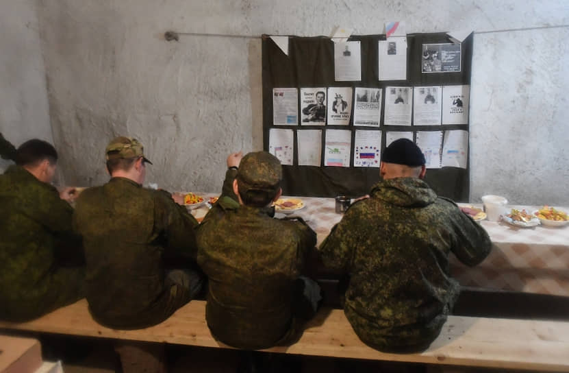 Российские военнослужащие в столовой на позициях в южном секторе спецоперации