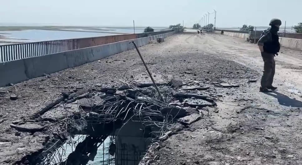Сотрудник СКР работает на месте обстрела Чонгарского моста, соединяющего Крым и Херсонскую область