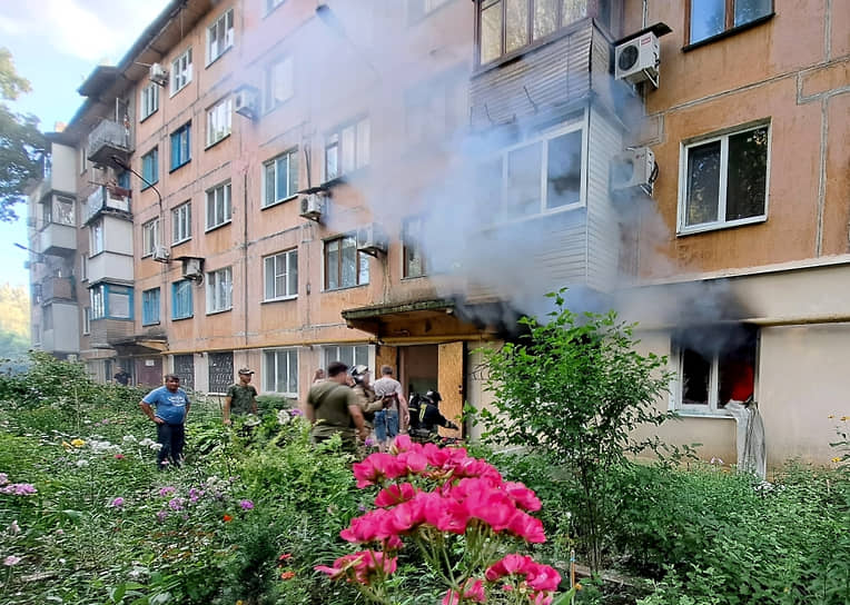 Сотрудники МЧС тушат пожар после обстрела Донецка