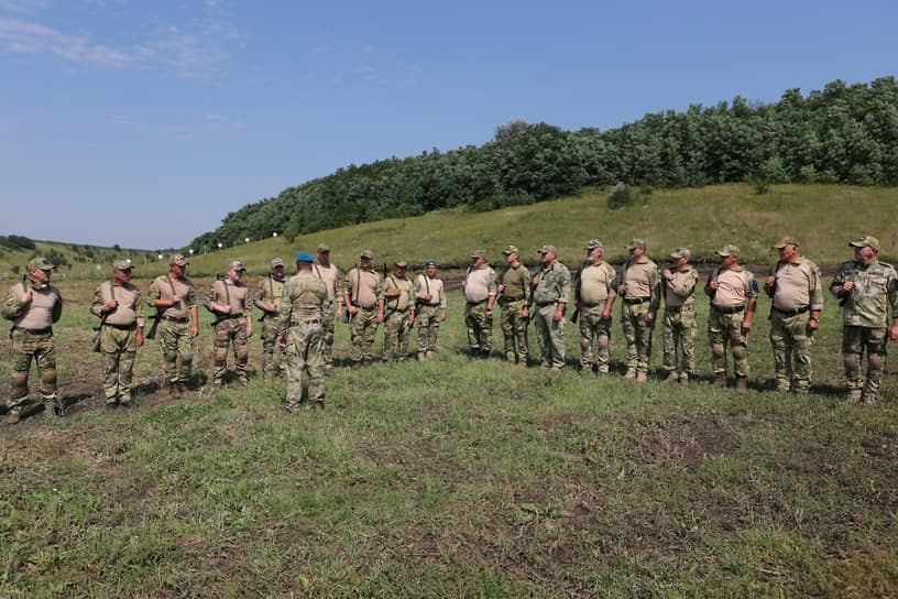 Бойцы территориальной самообороны на тренировке в Белгородской области