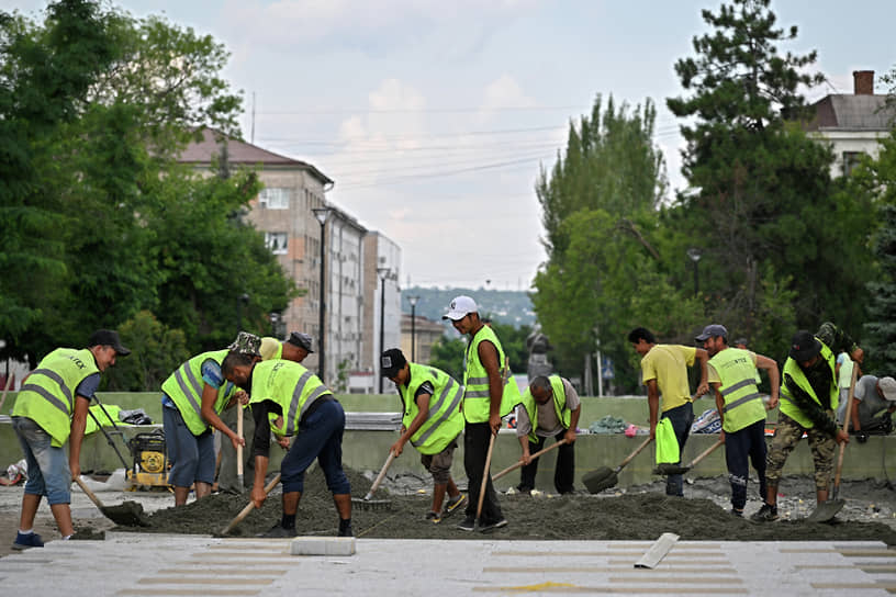 Строители обустраивают сквер имени Молодой гвардии в Луганске