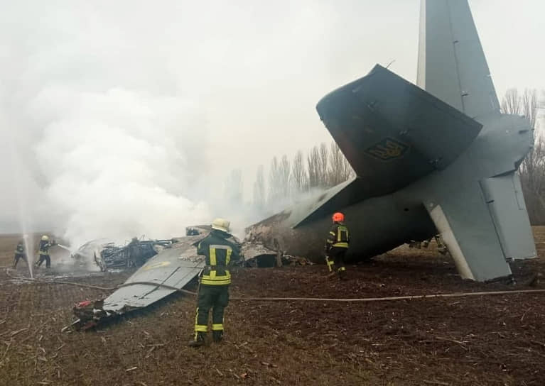 Спасатели на месте крушения самолета ВСУ в Киевской области. Украина закрыла воздушное пространство для гражданских самолетов