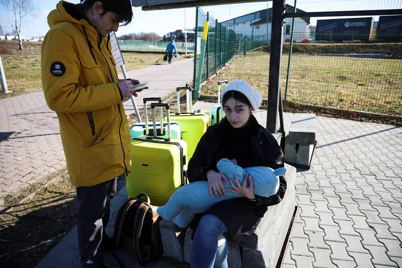 Беженцы с Украины у погранперехода на границе с Польшей
