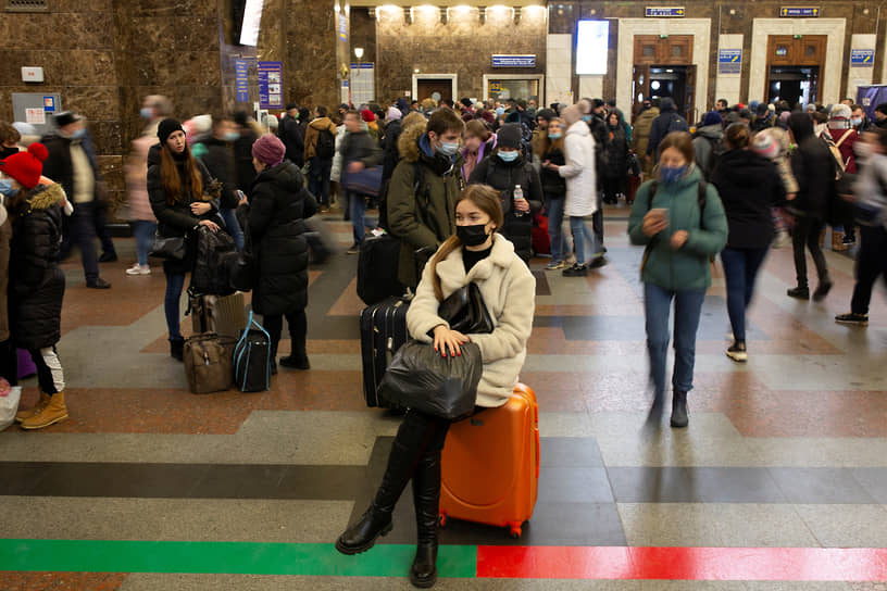 Женщина ожидает поезда, чтобы покинуть Киев