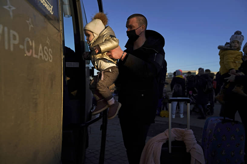 Беженцы с Украины на границе с Польшей