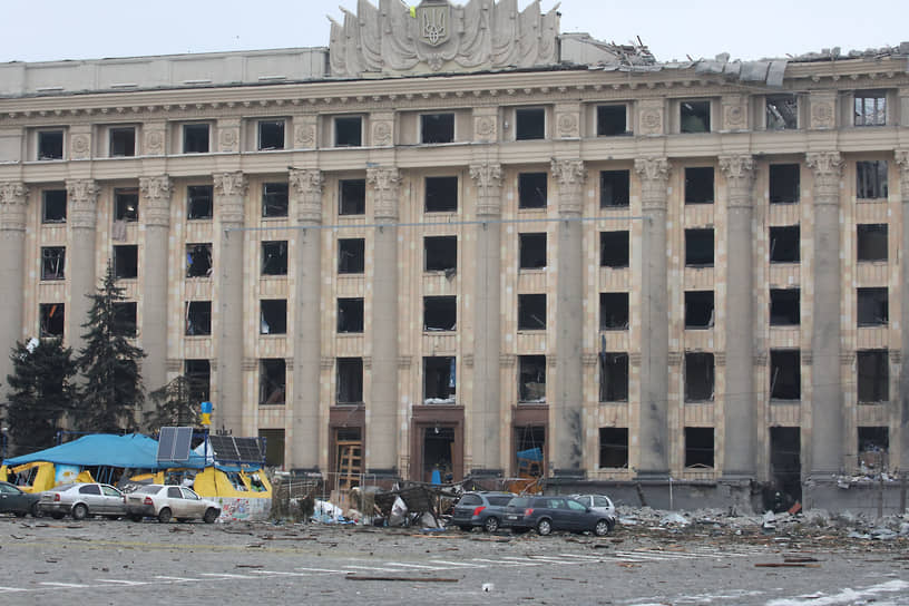 Поврежденное ракетой здание областной администрации в  Харькове