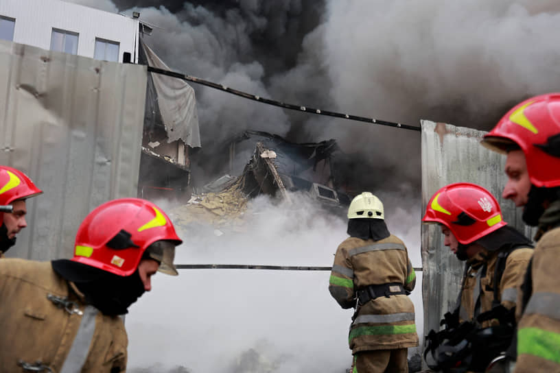 Тушение пожара в селе Чайки Киевской области после обстрела