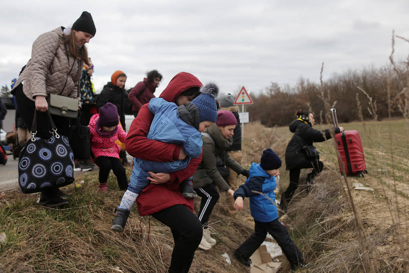 Украинские беженцы на пограничном переходе в Словакии