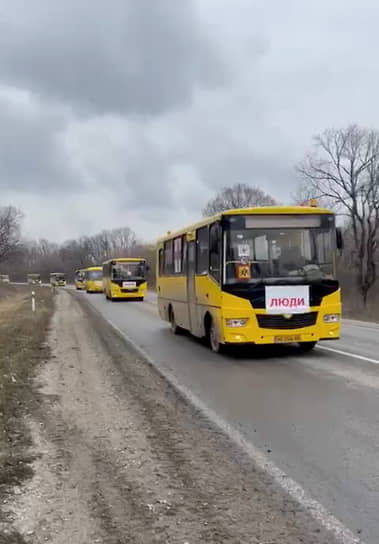 Автобусы едут за людьми в Мариуполе
