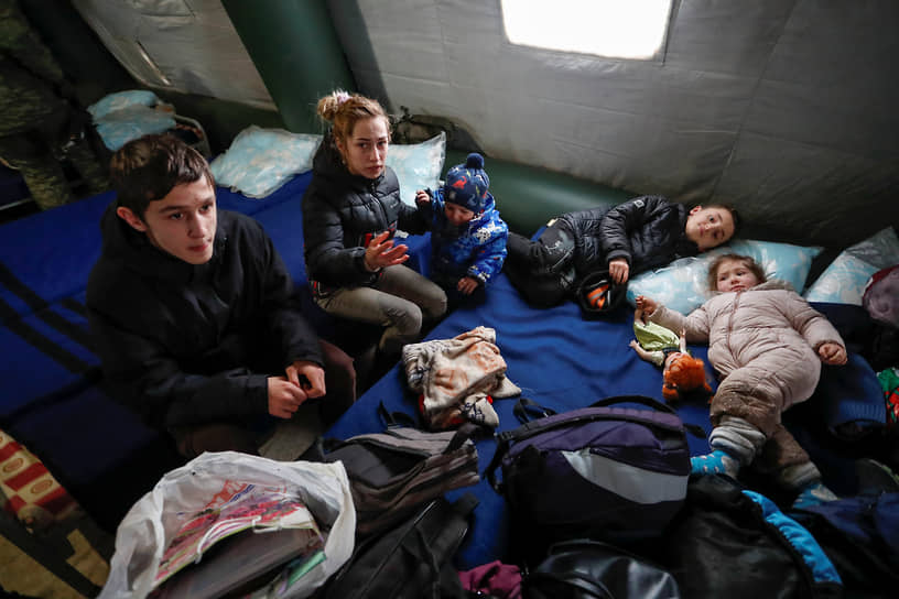 Беженцы в лагере в поселке Безыменное
