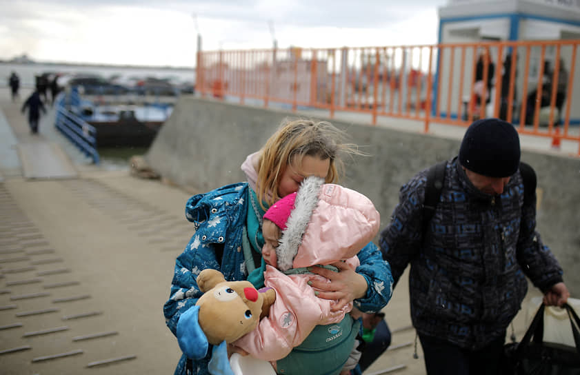 Женщина с ребенком на пограничном переходе в Румынии