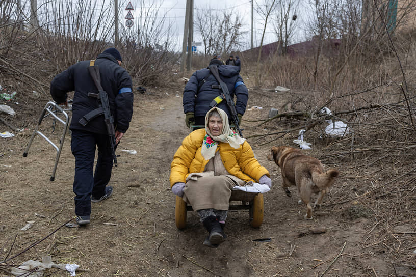 Эвакуация женщины в городе Ирпень под Киевом