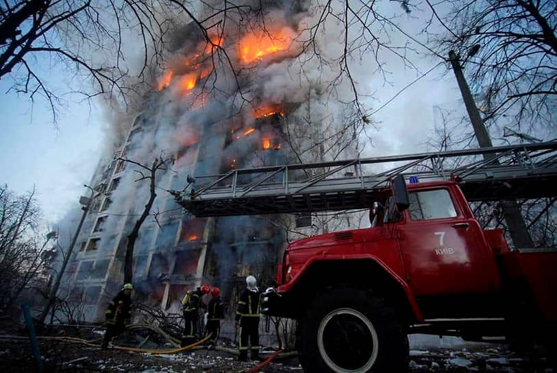 Спасатели тушат жилой дом в Киеве
