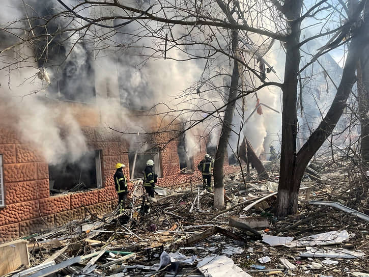 Спасатели тушат здание, пострадавшее в результате авиаудара в Краматорске