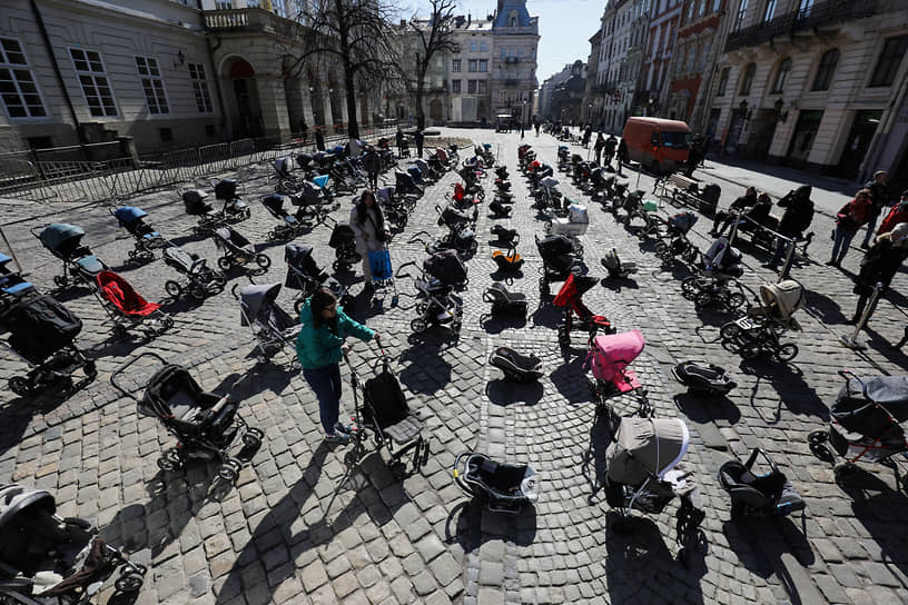 Пустые детские коляски, выставленные в центре Львова в рамках социальной акции «Цена войны»
