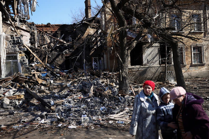 Местные жители у разрушенного жилого дома в Николаеве