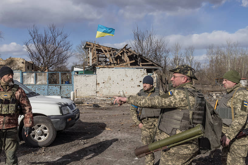 Украинские военные в селе Лукьяновка под Киевом
