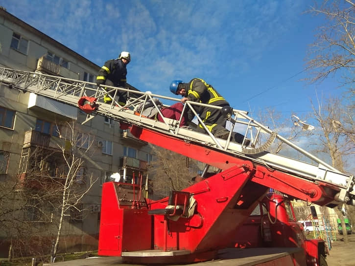 Пожарные спасают человека из пятиэтажного дома после обстрела в Луганске