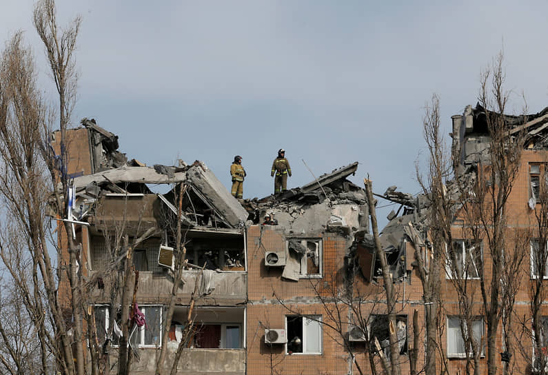 Пожарные работают в разрушенном жилом доме Донецка