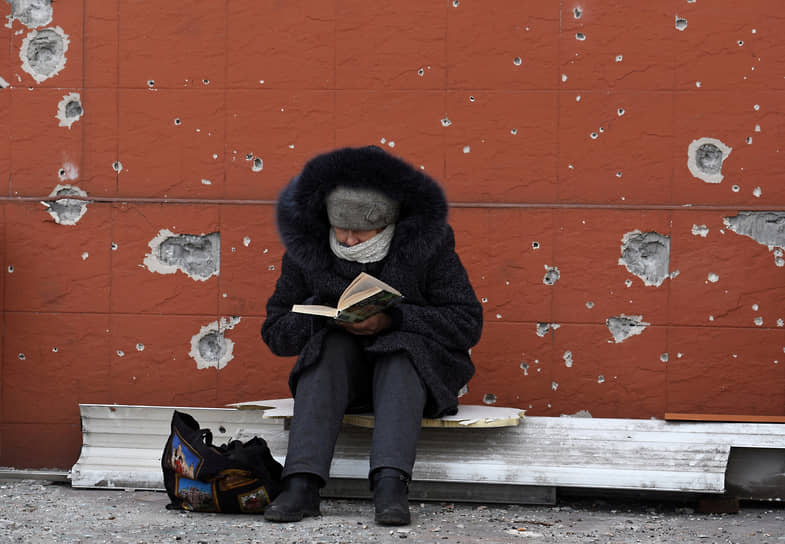 Местная жительница с книгой в Мариуполе