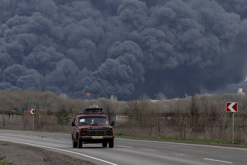 Автомобиль на фоне пожара в Лисичанском нефтеперера