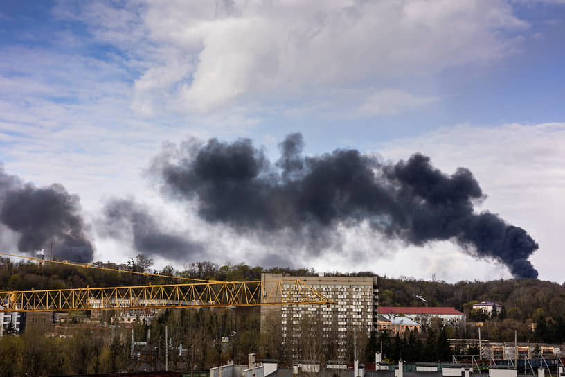 Дым над домами во Львове