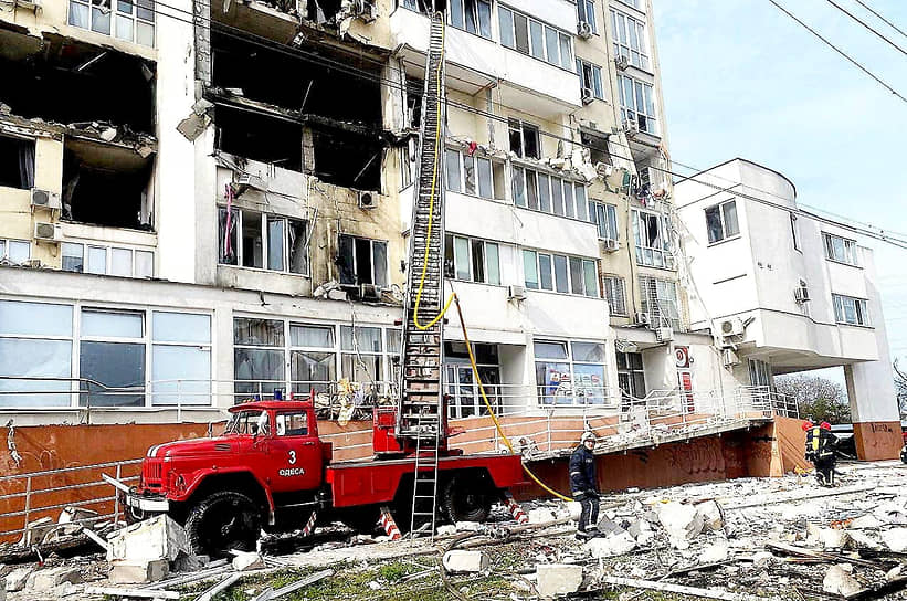 Работники МЧС спасают жителей из поврежденного здания после ракетного удара в Одесской области