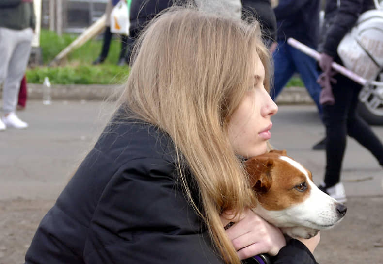 Женщина с собакой возле пострадавшего от ракетного удара дома в Одессе