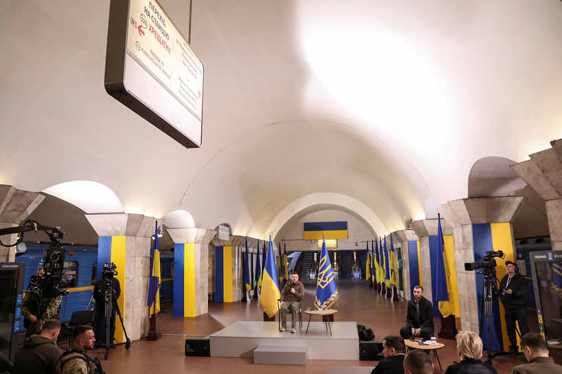 Президент Украины Владимир Зеленский на пресс-конференции на станции метро в Киеве
