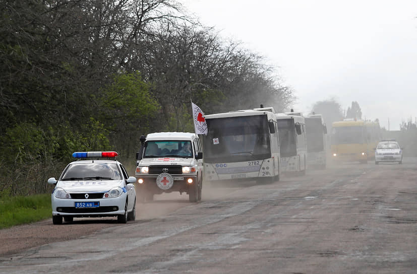 Автобусная колонна с эвакуированными из Мариуполя 