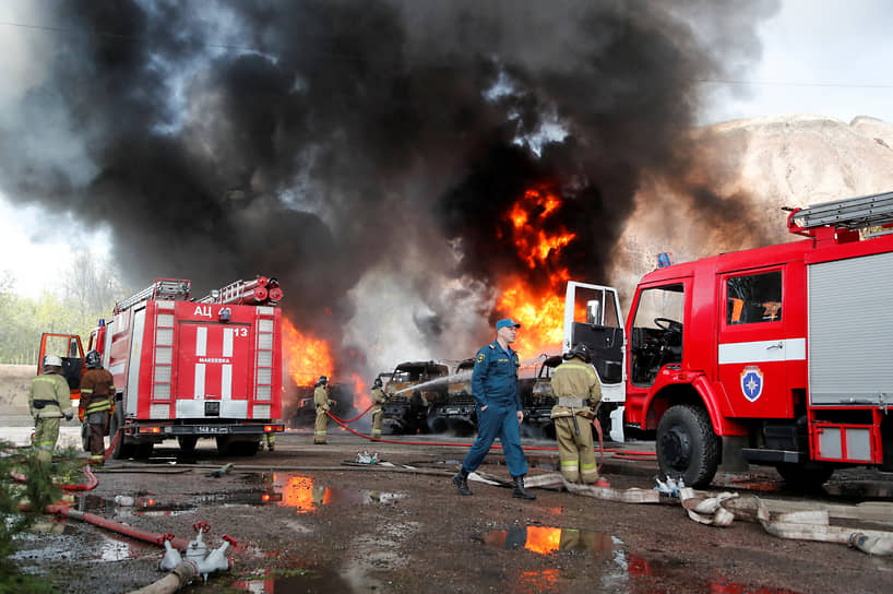 Пожарные тушат горящее нефтехранилище на окраине Донецка