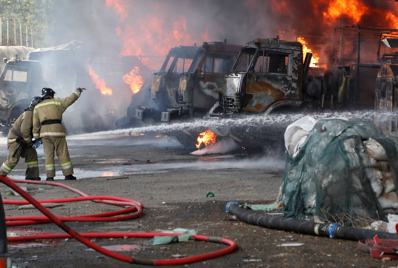 Сгоревшие машины на окраине Донецка