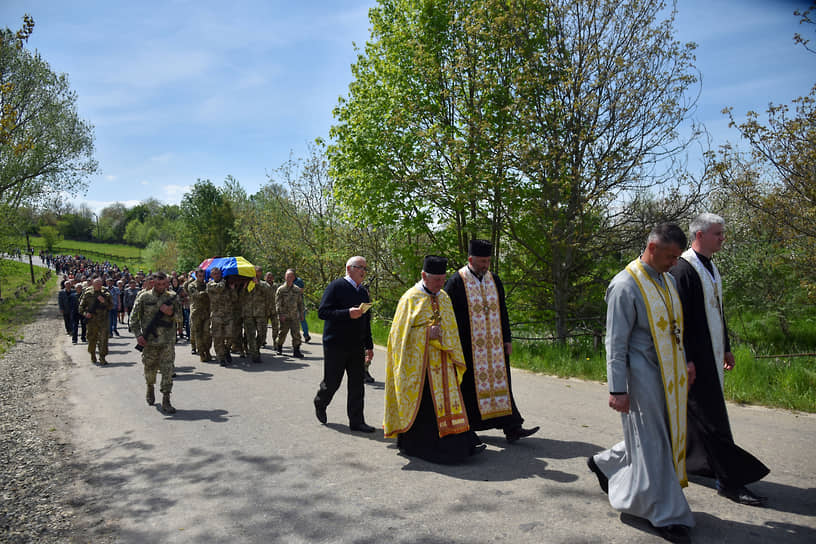 Похороны украинского военнослужащего в селе Кульчицы в Львовской области