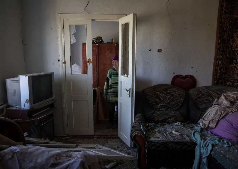 Жительница села Камышеваха (Запорожская область) в поврежденном из-за обстрелов доме