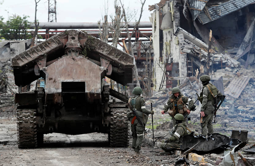 Российские военнослужащие занимаются разминированием территории завода «Азовсталь» в Мариуполе