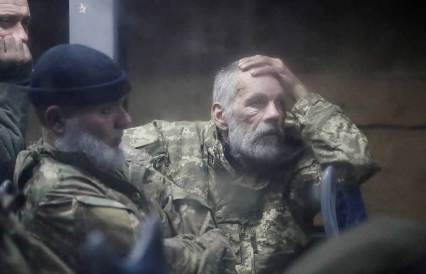 Военнослужащие ВСУ, сдавшиеся в плен на заводе «Азовсталь», в автобусе в Донецкой области