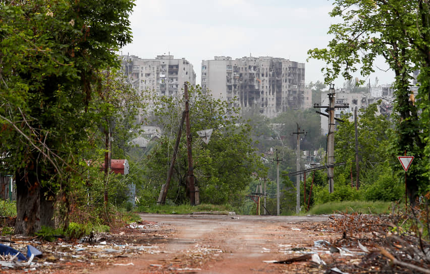 Поврежденные жилые дома в городе Попасная Луганской области