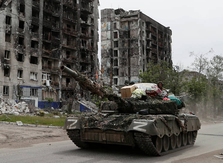 Военнослужащие ЛНР на танке в городе Попасная Луганской области