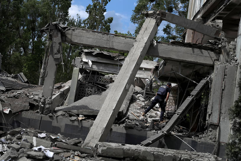 Обрушенное после обстрела здание школы в жилом районе Харькова