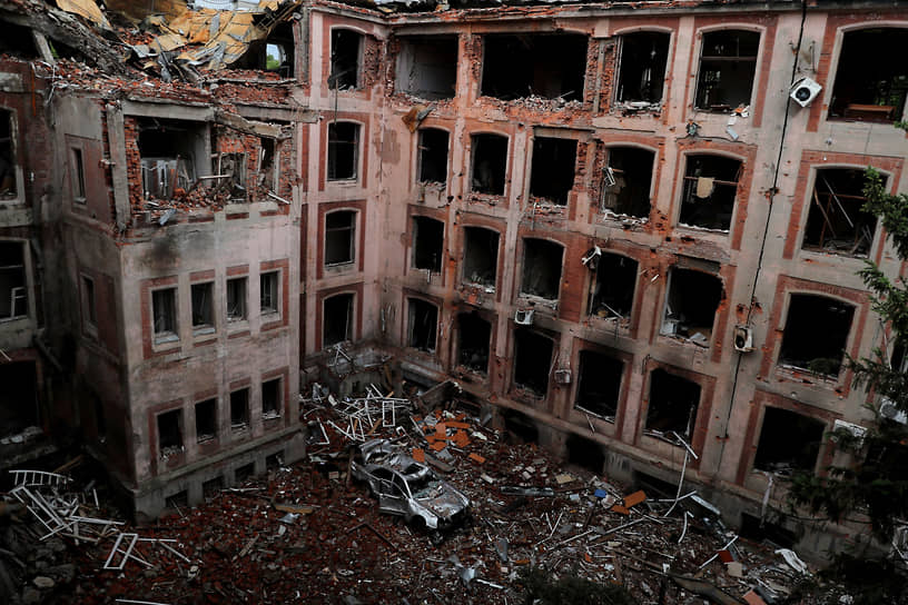 Разрушенное в ходе обстрелов здание Харьковского национального университета